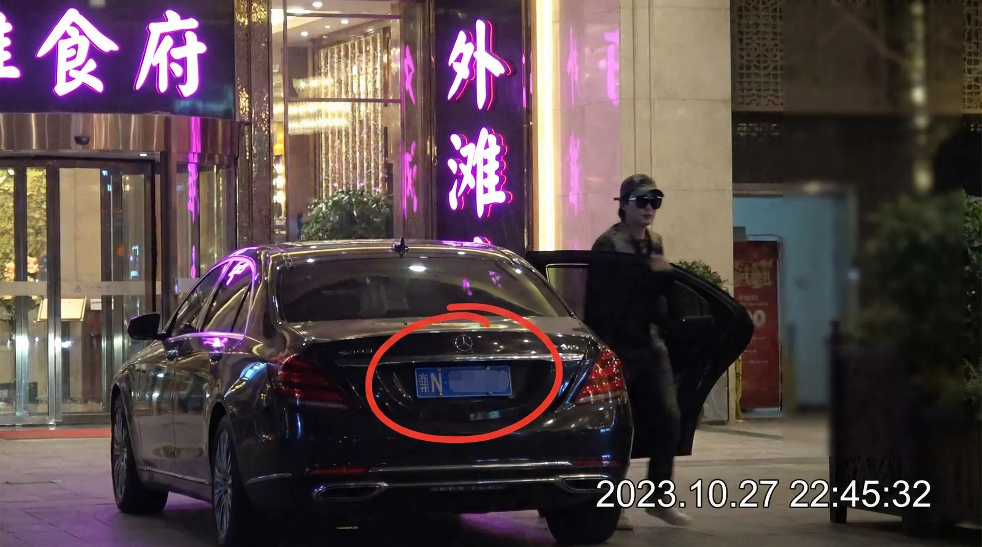 四虎tv - 豪车餐厅外偷拍